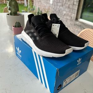ADIDAS - SWIFT RUN. BRAND NEW